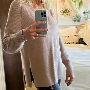 Athleta Switchback Nouveau V Neck Sweater in Dusty Pink / Rose Size S